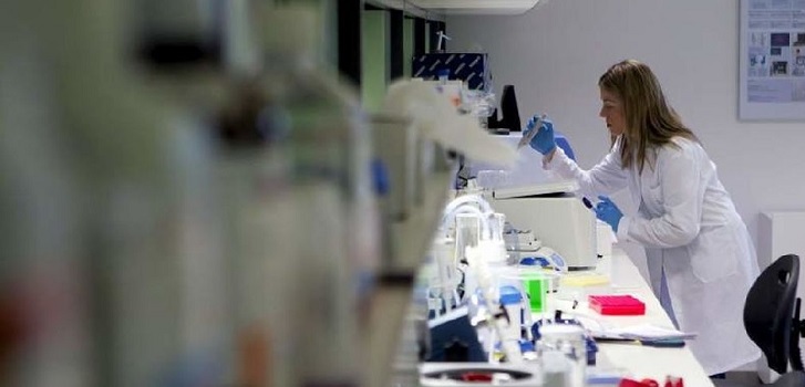 Imagen de una mujer en un laboratorio La mujer en la industria ‘farma’ española: mayoría en plantilla y minoría en consejos